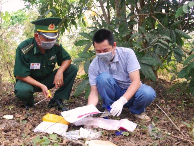 Lực lượng chức năng kiểm tra tang vật vụ án