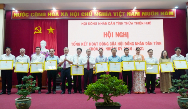 Khen thưởng các thành viên HĐND khoá VII