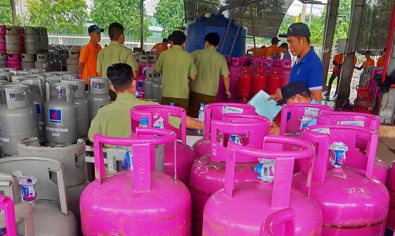 Lực lượng chức TP.HCM phát hiện hàng trăm chai LPG có dấu hiệu vi phạm trong chiết nạp