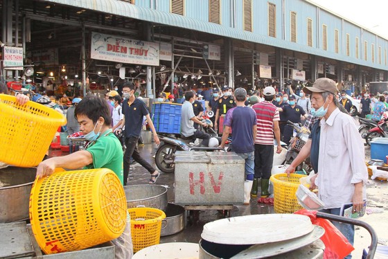 Một số tiểu thương trong chợ vẫn không chấp hành việc đeo khẩu trang