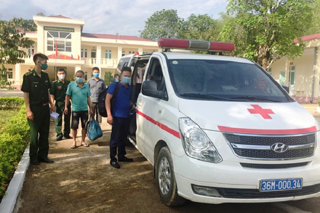 Đồn Biên phòng Tam Thanh đã hoàn chỉnh các thủ tục và bàn giao cho Trung tâm y tế huyện Quan Sơn đưa về khu vực cách ly theo quy định.