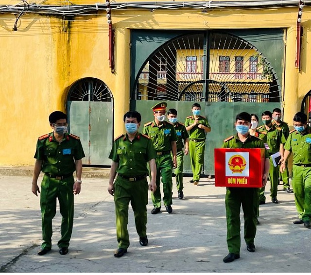 Hòm phiếu phụ được di chuyển vào các buồng tạm giam để các can phạm thực hiện quyền công dân