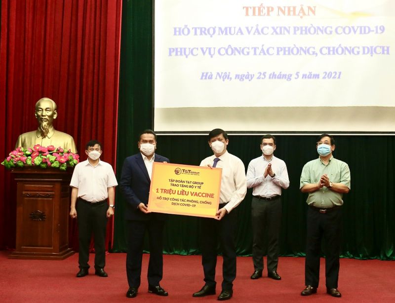 Đại diện Tập đoàn T&T Group vừa trao tặng 1 triệu liều vaccine cho đại diện lãnh đạo Bộ Y tế. Ảnh: T&T