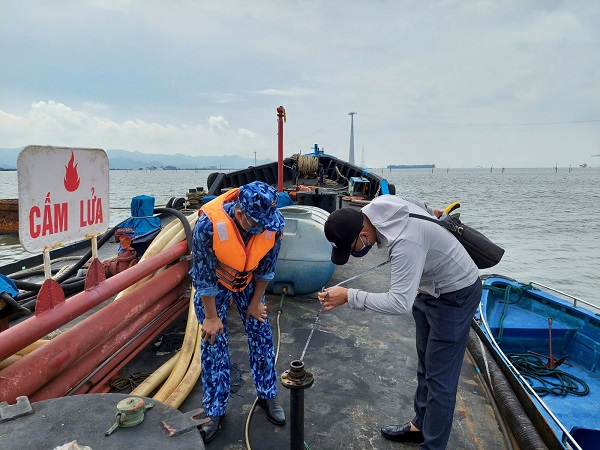 Lực lượng chức năng kiểm tra tàu vỏ sắt chở dầu DO không rõ nguồn gốc