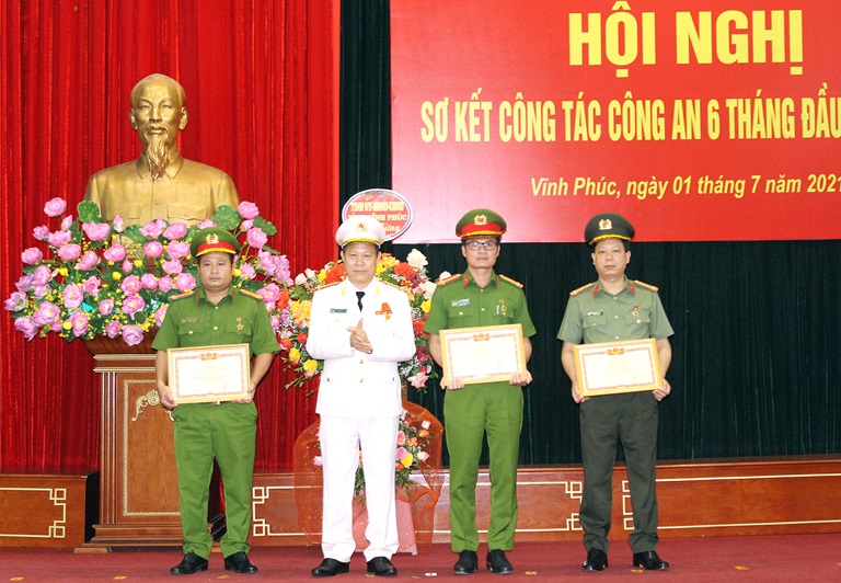 Đại tá Đinh Ngọc Khoa, Giám đốc Công an tỉnh trao Danh hiệu Chiến sĩ thi đua toàn lực lượng công an nhân dân của Bộ Công an tặng các cá nhân có thành tích xuất sắc trong phong trào thi đua Vì an ninh Tổ quốc. Ảnh: Dương Hà