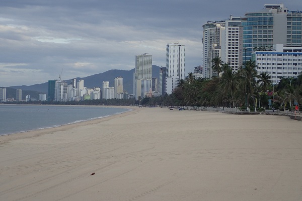 Bãi biển Nha Trang giờ cao điểm buổi chiều vắng không bóng người (Ảnh chụp 17 giờ 45 ngày 21/7/2021)