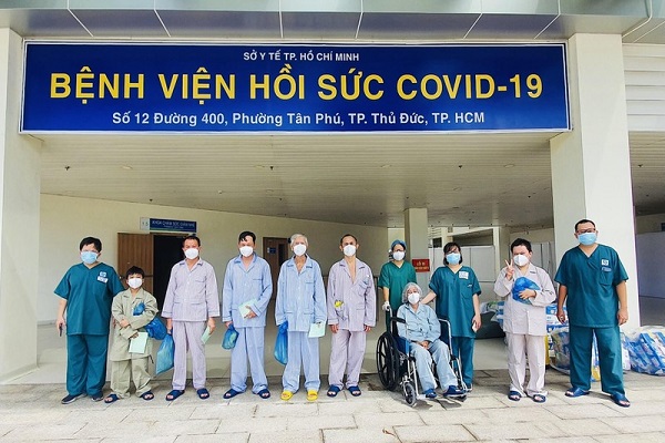 Các bệnh nhân mắc COVID-19 nặng xuất viện ở TP.HCM