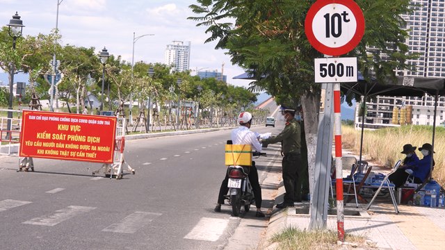 Trong ngày, quận Sơn Trà vẫn là địa phương tiếp tục ghi nhận nhiều ca mắc Covid-19 cao nhất với 43 trường hợp. Trong đó, đáng chú ý là phường Mân Thái nhận 20 ca mắc Covid-19; Nại Hiên Đông 9 ca; Thọ Quang 7 ca; Phước Mỹ 4 ca. Ảnh trong: Lực lượng chức năng quận Sơn Trà kiểm tra nghiêm ngặt người dân ra đường. Ảnh Hoàng Hữu Quyết