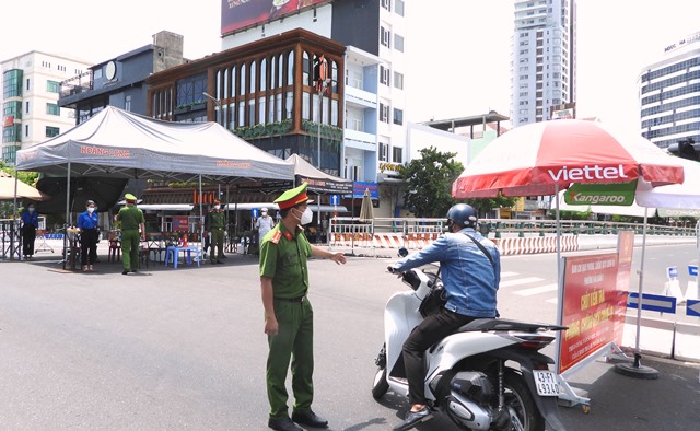 Chốt kiểm tra dịch cầu sông Hàn, đường Lê Duẩn tích cực kiểm tra giấy đi đường.Ảnh Hoàng Hữu Quyết