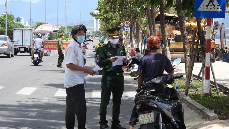 Chốt kiểm tra dịch đường Nguyễn Tất Thành.