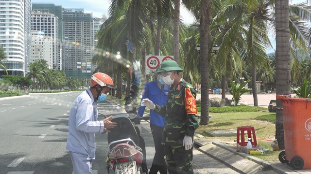 Lực lượng chức năng kiểm tra nghiêm ngặt người dân ra đường. Ảnh trong: Chốt kiểm tra khu vực quận Sơn Trà, nơi điểm nóng. Ảnh: Hoàng Hữu Quyết.