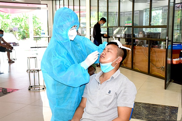 Người dân đến làm xét nghiệm bằng kỹ thuật Realtime RT-PCR tại Bệnh viện Đa khoa Phương Bắc