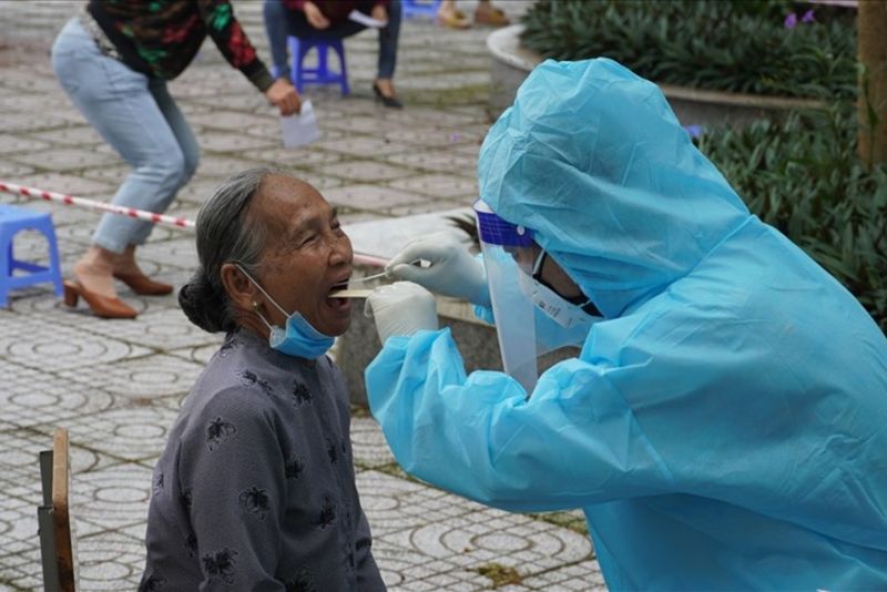 Lấy mẫu xét nghiệm cho người dân ở TP.Vũng Tàu. Ảnh: T.A