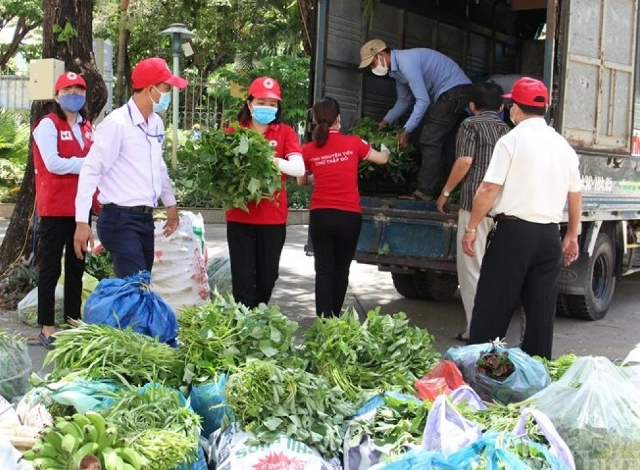 Nông dân huyện Hòa Vang, TP. Đà Nẵng hỗ trợ rau xanh giúp người dân ảnh hưởng dịch bệnh Covid-19.