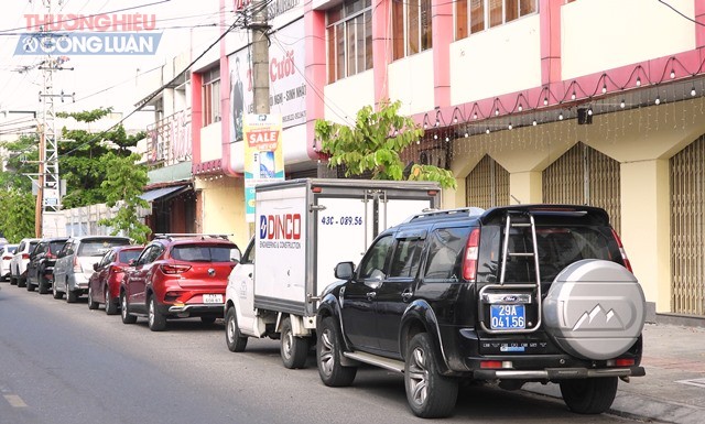 Người dân khu vực đường Trần Cao Vân, quận Thanh Khê đã cho xe vào lề, thực hiện lệnh 