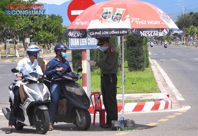 Riêng tại địa bàn Quận Liên Chiểu, 50 chốt và hiện nay đang tăng cường nhân lực để tăng chốt kiểm tra trên toàn thành phố. Ảnh: Chốt đường Nguyễn Tất Thành, đoạn thuộc phường Hòa Minh.