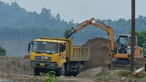 Ngang nhiên bán và vận chuyển cát một cách công khai