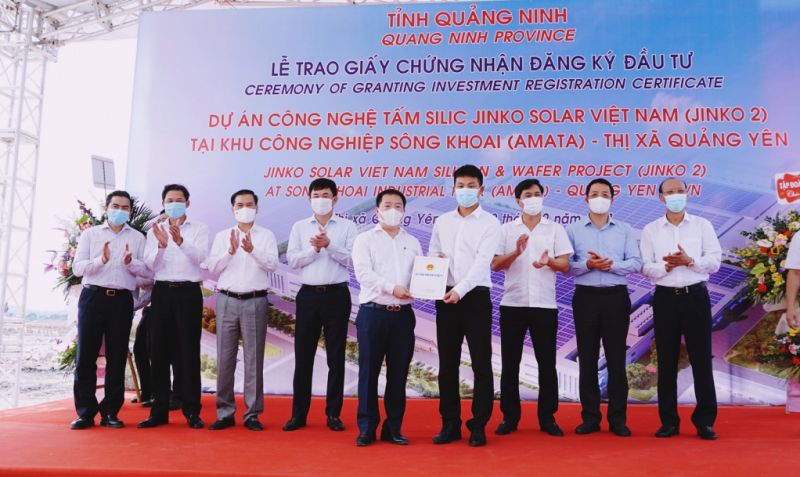 Lãnh đạo Ban quản lý Khu Kinh tế tỉnh Quảng Ninh trao giấy chứng nhận đăng ký đầu tư cho đại diện Công ty TNHH Công nghệ Jinko Solar Việt Nam