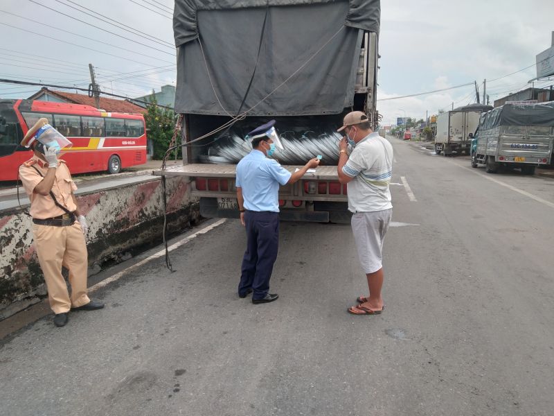 Số lượng 14 tấn thép cuộn vi phạm nhãn được vận chuyển trên xe “luồng xanh”