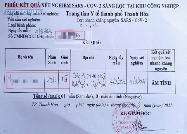 Người lao động tự điền thông tin vào giấy xét nghiệm âm tính do Trung tâm Y tế TP Thanh Hóa cung cấp