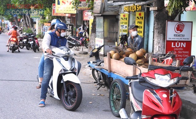 Những người bán hàng rong mua bán nhộn nhịp