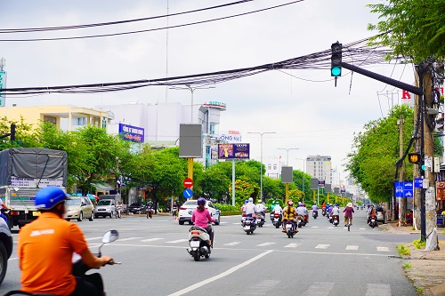 Người dân di chuyển trên đường sau khi thành phố chính thức áp dụng biện pháp nới lõng giãn cách xã hội theo tinh thần Chỉ thị 15/CT-TTg. Ảnh: KT