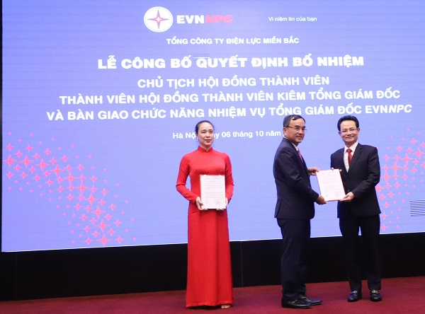 Chủ tịch HĐTV EVN ông Dương Quang Thành trao Quyết định bổ nhiệm Thành viên HĐTV kiêm Tổng Giám đốc EVNNPC cho ông Nguyễn Đức Thiện