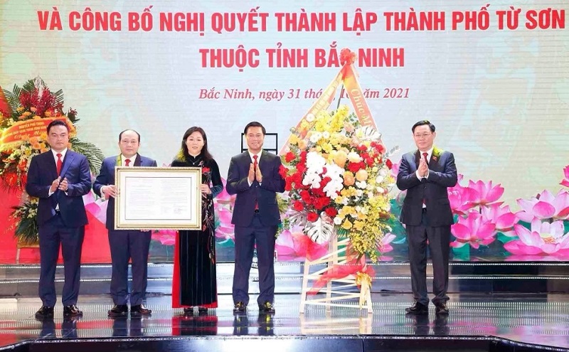 Chủ tịch Quốc hội Vương Đình Huệ trao Nghị quyết của Ủy ban Thường vụ Quốc hội về thành lập thành phố Từ Sơn (có hiệu lực từ 1/11/2021) cho Thành ủy, HĐND, UBND, MTTQ thành phố Từ Sơn