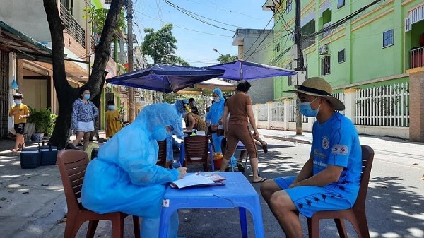 Lực lượng Y tế thực hiện lấy mẫu xét nghiệm, truy vết liên quan ca nhiễm Covid-19.