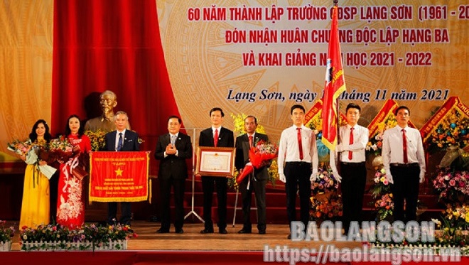 Ban giám hiệu Trường Cao đẳng Sư phạm Lạng Sơn đón nhận Huân chương Độc lập Hạng Ba và Cờ thi đua của Chính phủ (Ảnh: Báo Lạng Sơn)