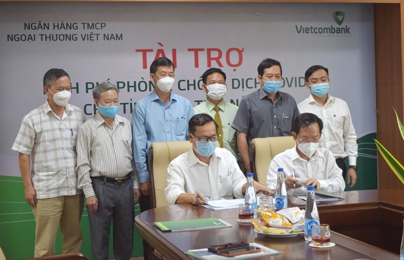 Đại diện lãnh đạo Ủy ban MTTQ Việt Nam tỉnh và Giám đốc Vietcombank Kon Tum ký kết thỏa thuận