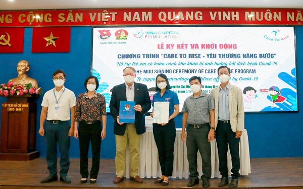 Đại diện VinaCapital Foundation và đại diện Thành Đoàn ký kết hợp tác thực hiện chương trình “Yêu thương Nâng bước”