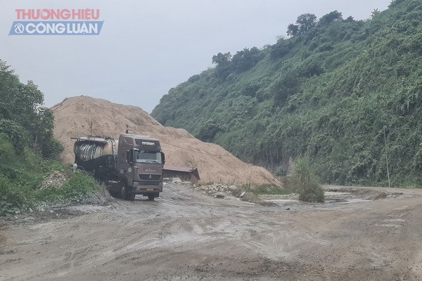 Mọi hoạt động ở đây vẫn diễn ra nhộn nhịp, công khai. Trạm trộn bê tông Miền Bắc vẫn 