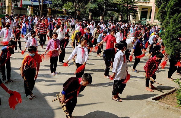 Các trường học trên địa bàn tỉnh tích cực xây dựng môi trường giáo dục an toàn, lành mạnh và thân thiện gắn với gìn giữ bản sắc văn hóa dân tộc.