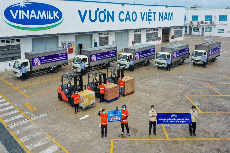 Cùng công ty, nhân viên Vinamilk tích cực tham gia các hoạt động hỗ trợ tuyến đầu và cộng đồng chống lại dịch bệnh Covid