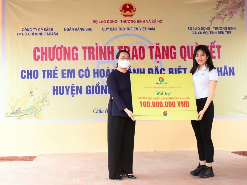 Đại diện Phân bón Cà Mau trao 100 triệu đồng cho UBMTTQ tỉnh Bến Tre để chăm lo cái Tết cho người nghèo.