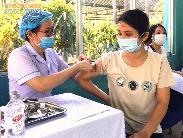 Giáo viên ngành giáo dục H.Phú Ninh (Quảng Nam) tiêm vaccine phòng chống dịch Covid-19