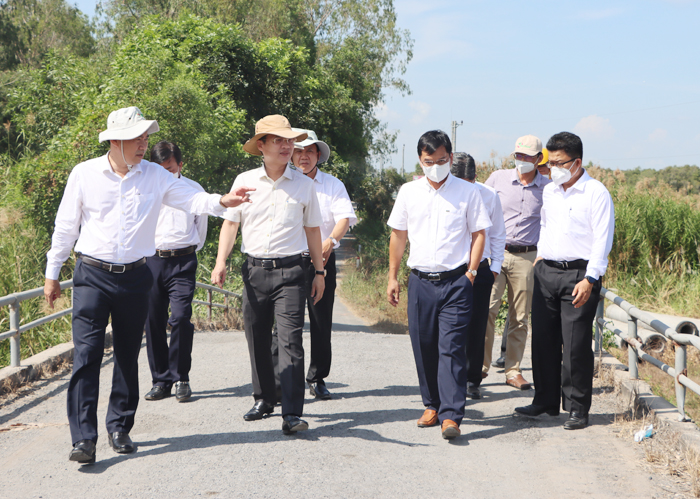 chủ tịch UBND tỉnh thị sát công trình thuộc Dự án Hệ thống giao thông kết nối hạ tầng du lịch và nông nghiệp tỉnh Đồng Tháp