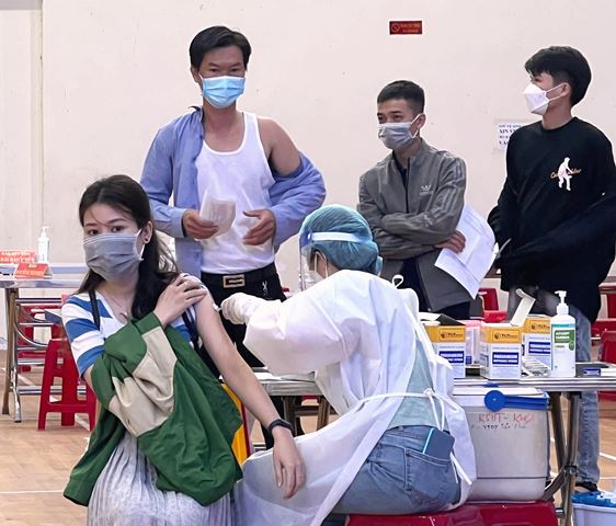 Đến nay, thành phố đã tiêm 2.434.755 mũi vaccine phòng Covid-19, trong đó tiêm mũi 01 cho 983.117 người, mũi 02 cho 968.260 người và mũi 03 cho 483.378 người