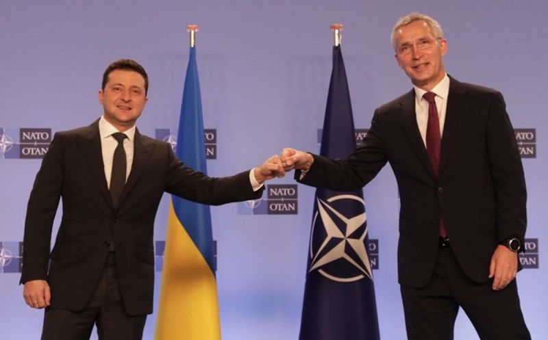 Tổng thống Ukraine Volodymyr Zelensky (trái) và Tổng thư ký NATO Jens Stoltenberg. Ảnh: Getty