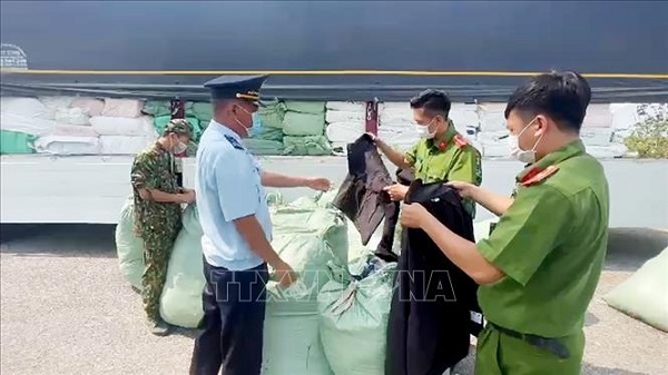 Lực lượng chức năng kiểm đếm hàng hóa vi phạm