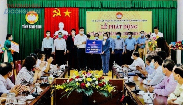 Thời gian qua, bên cạnh việc đồng hành, hỗ trợ DN hội viên phát triển, Hội Doanh nhân trẻ Bình Định đã triển khai có hiệu quả nhiều hoạt động an sinh xã hội. Trong ảnh: Đại diện lãnh đạo Hội trao tiền ủng hộ công tác phòng chống dịch Covid-19 cho lãnh đạo Ủy ban MTTQ Việt Nam tỉnh.