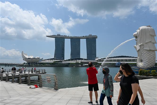 Người dân đeo khẩu trang phòng dịch Covid-19 tại Singapore ngày 24/03/2022 (Ảnh: AFP/ TTXVN)