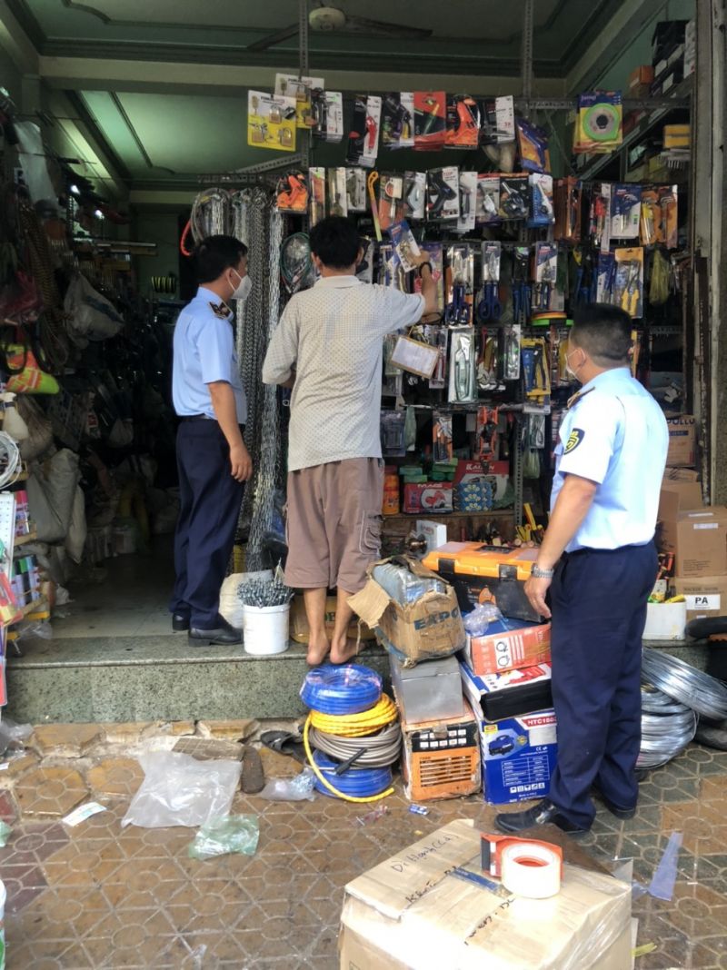 Lực lượng chức năng kiểm tra đột xuất Hiệu buôn Khén Vĩ