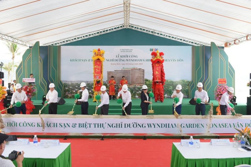 Các đại biểu thực hiện nghi thức khởi công khu nghỉ dưỡng Wyndham Garden Sonasea Vân Đồn