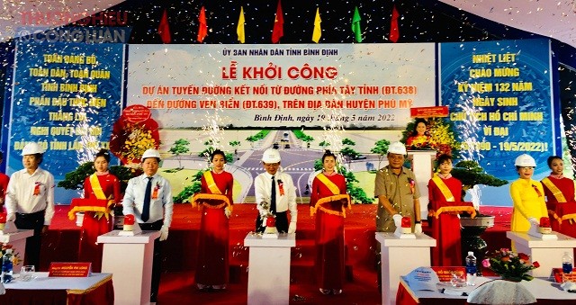 Lãnh đạo Tỉnh ủy, UBND tỉnh và lãnh đạo Huyện ủy, UBND huyện Phù Mỹ thực hiện nghi thức ấn nút khởi công dự án.