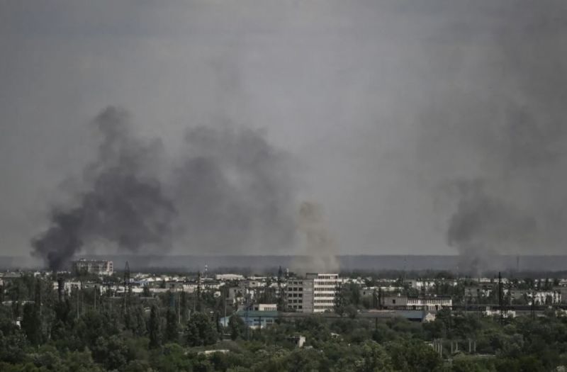 Khói bốc lên từ thành phố Severodonetsk ngày 26/05. Ảnh AFP