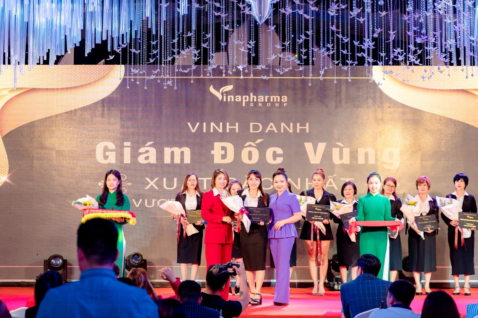 Bà Thơ Bùi(ngoài cùng bên phải) - Tổng giám đốc Vinapharma - Group trao quyết định cho lãnh đạo xuất sắc nhất.