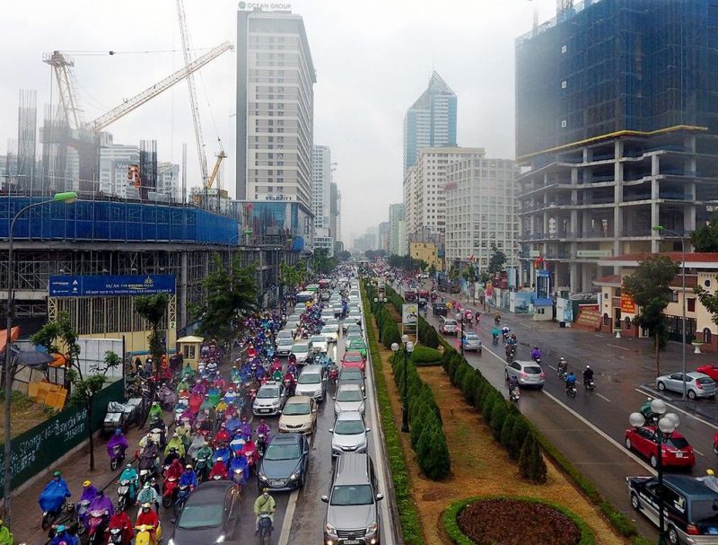 Tuyến đường Lê Văn Lương - Tố Hữu dài khoảng 2km nhưng gánh khoảng 40 dự án chung cư cao tầng.