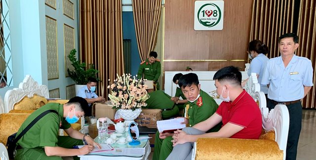 Quản lý cơ sở Hà Văn Thuyên (áo đỏ)-Viện thẩm Mỹ 108 Hà Nội - Cơ sở Gia Lai đang làm việc với đoàn kiểm tra